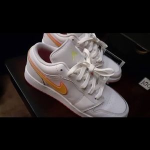 Jordan Retro 1 "Edge Glow" Size 6.5